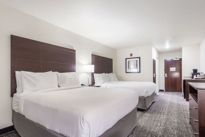 2 Queen Guestroom with Audible Visual Alert (6 of 7)