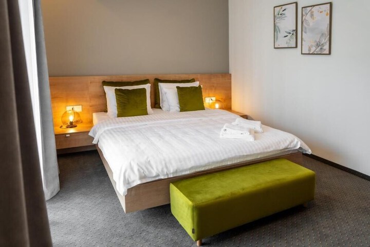 Room 9 of 28