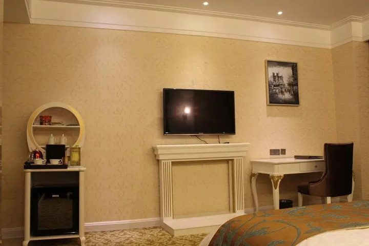 Room 5 of 9