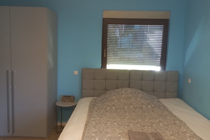 Room 4 of 7