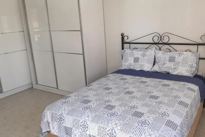 Room 4 of 8