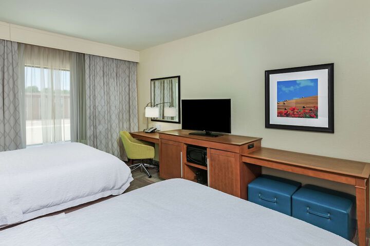 2 Queen Beds Hearing Accessible (8 of 9)