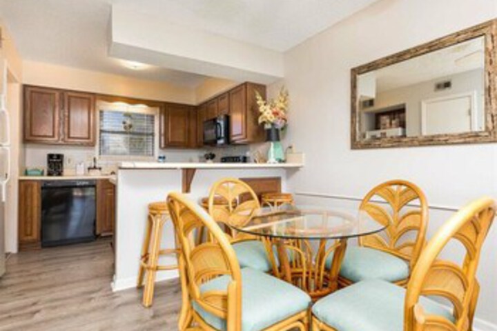 Dining 10 of 32