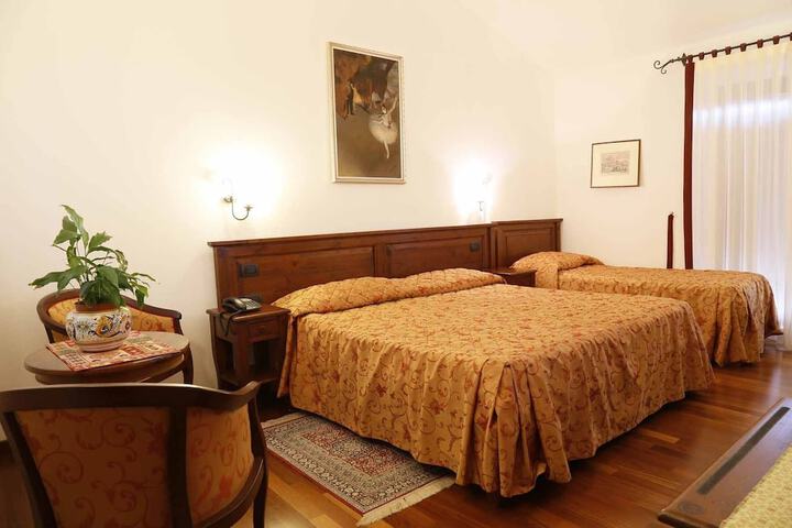 Room 3 of 82