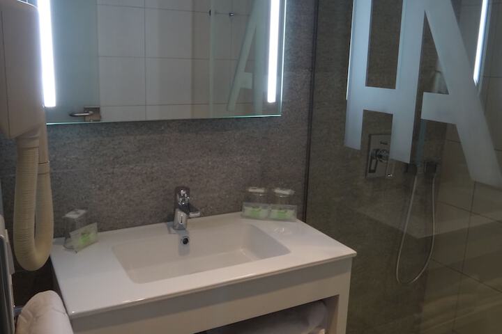Room 4 of 43
