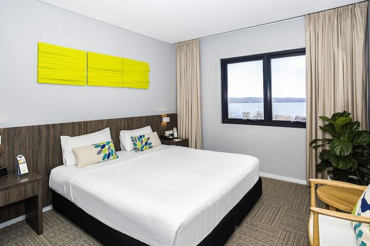 Room 33 of 102