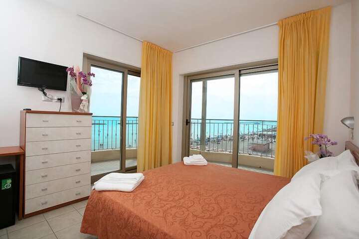 Room 4 of 17