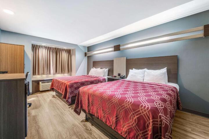 2 Queen Beds (2 of 9)