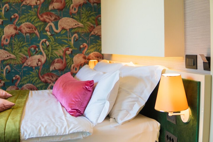 Room 33 of 80