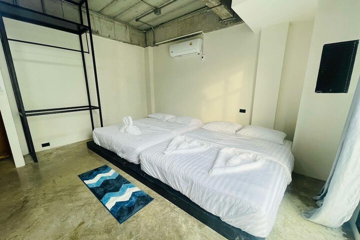 Room 4 of 34