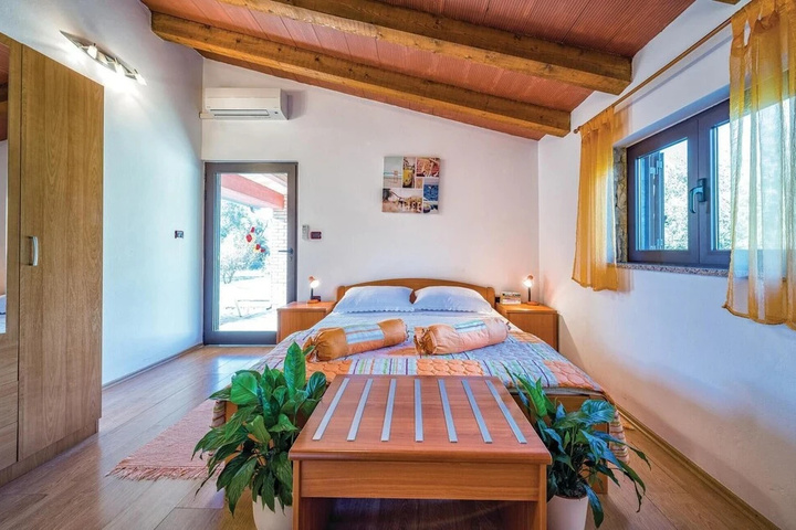 Room 5 of 20