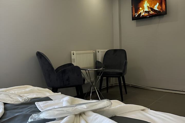 Room 13 of 33