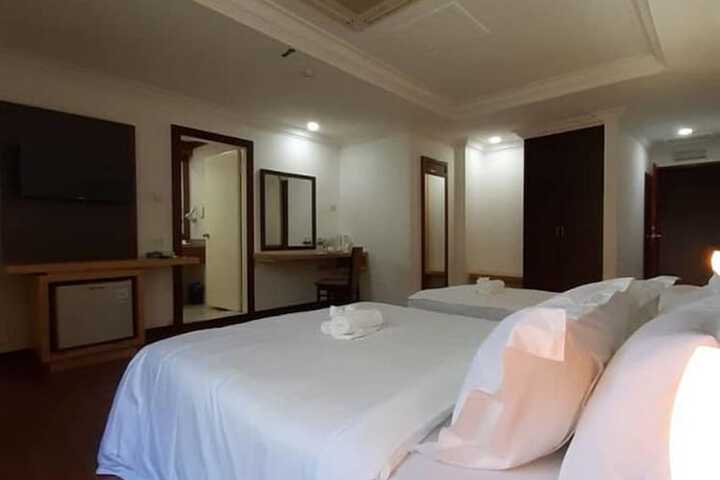 Room 7 of 33