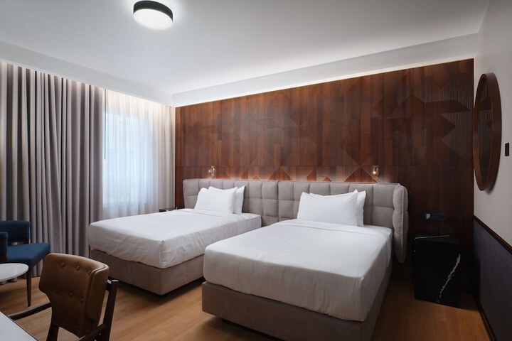 Room 28 of 132