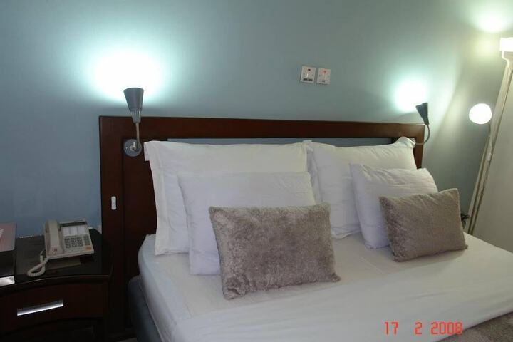 Room 11 of 18