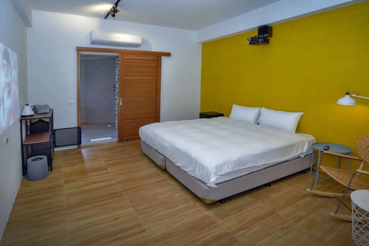Room 5 of 9