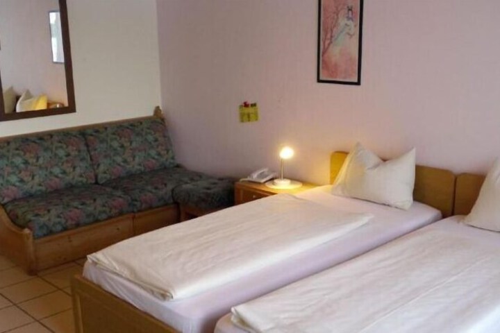 Room 4 of 15
