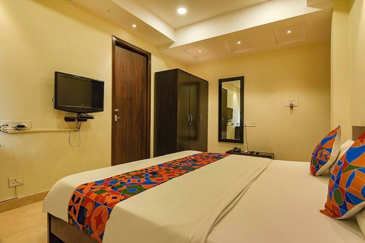 Room 11 of 27