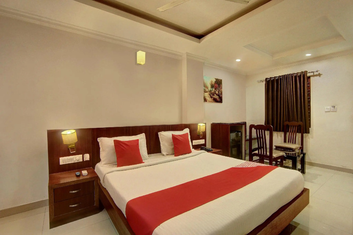 Room 5 of 12