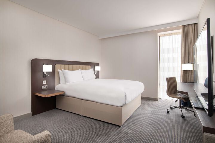 Room 6 of 100
