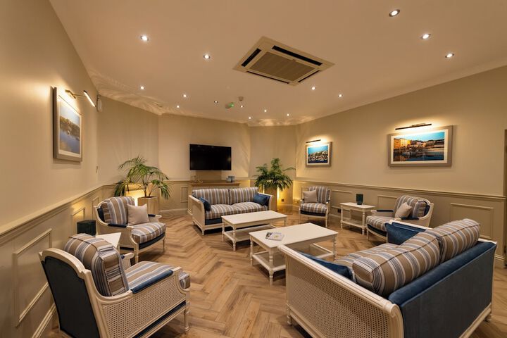 Lounge 56 of 64