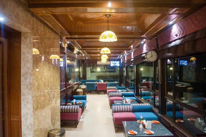 Lounge 21 of 39