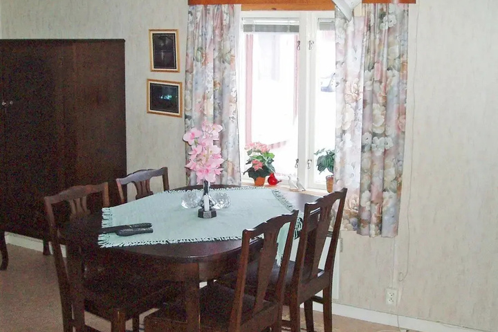 Dining 6 of 7