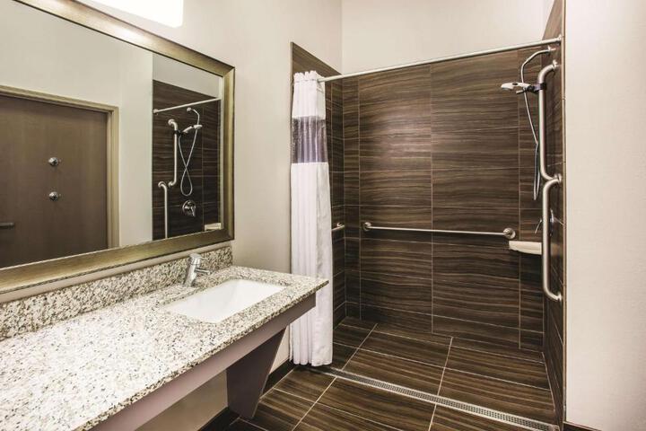 2 Queen Beds (7 of 8)