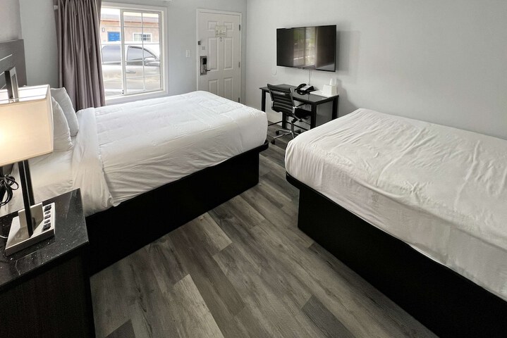 1 Queen Bed Micfridge (5 of 9)