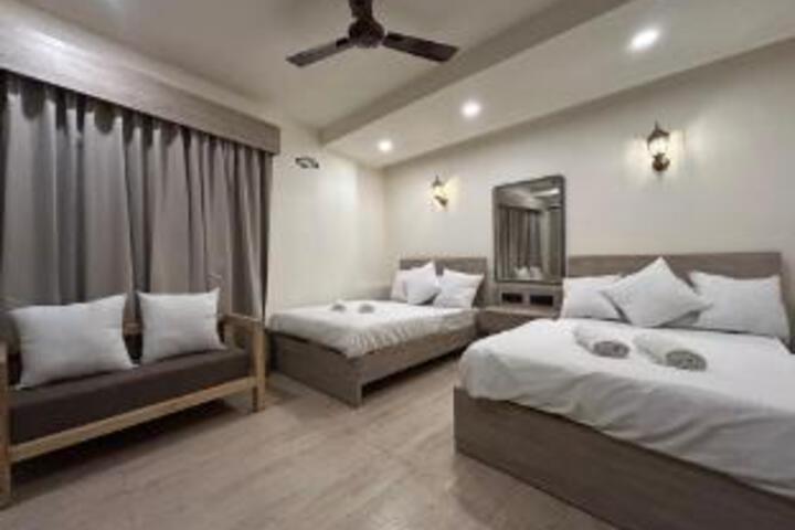 Room 8 of 16