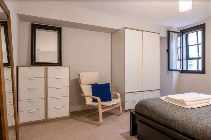 Room 11 of 12