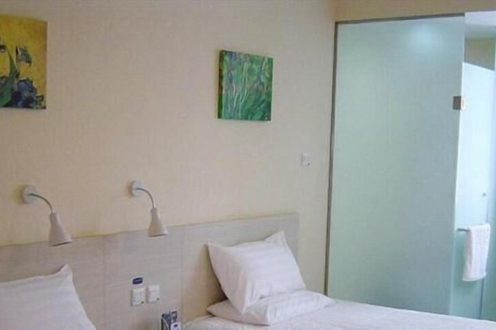 Room 6 of 43