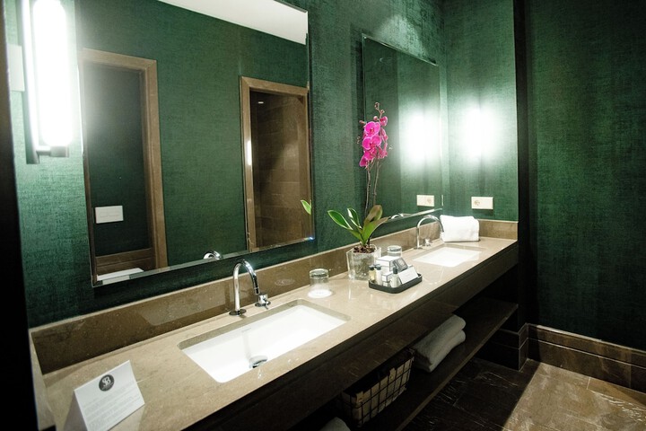 Room 43 of 64