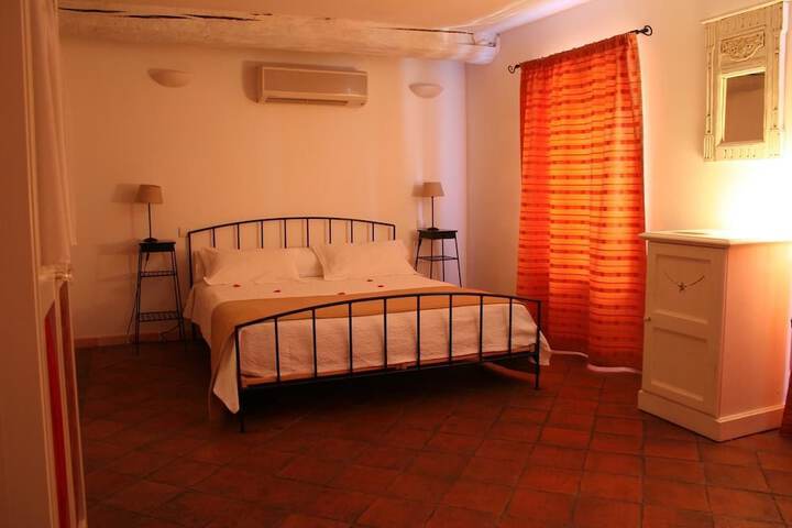 Room 4 of 33