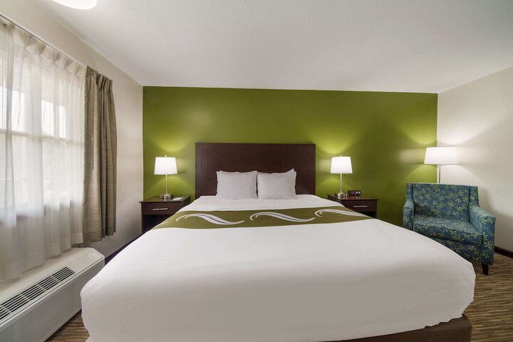 1 King Bed (7 of 8)
