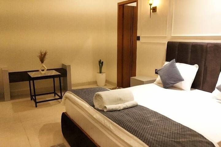Room 6 of 12