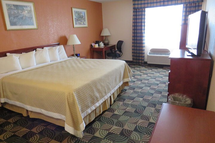 1 King Bed (7 of 13)