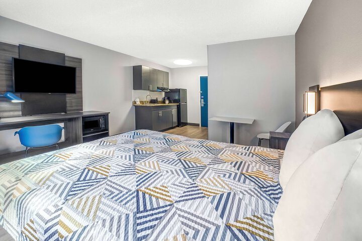 1 Queen Bed Kitchen (14 of 20)