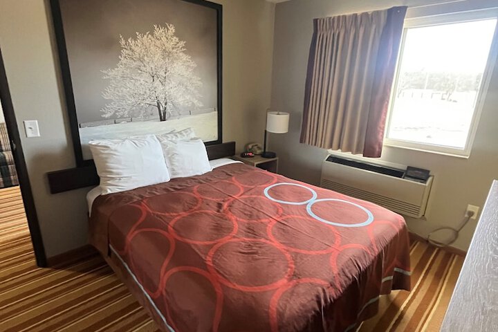 1 Queen Bed (15 of 15)