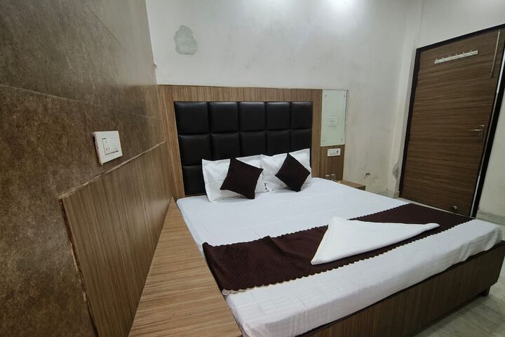 Room 5 of 11