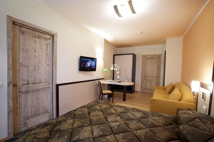 Room 3 of 28