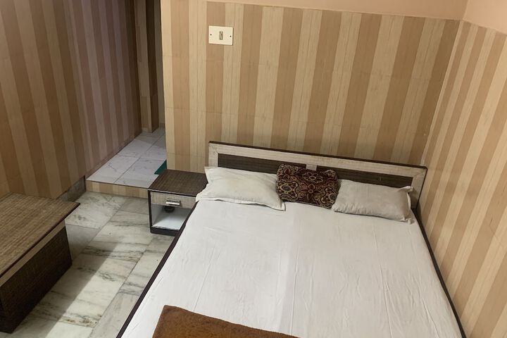 Room 6 of 13