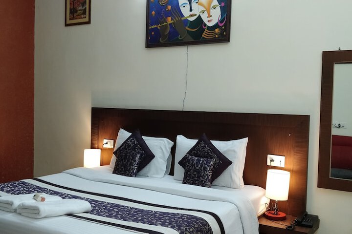 Room 5 of 12