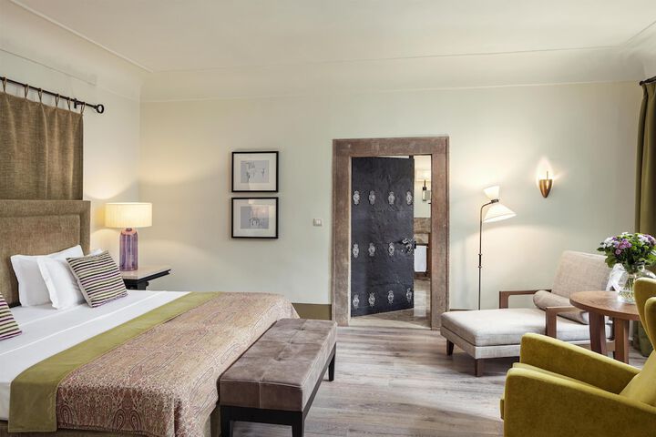 Room 53 of 200