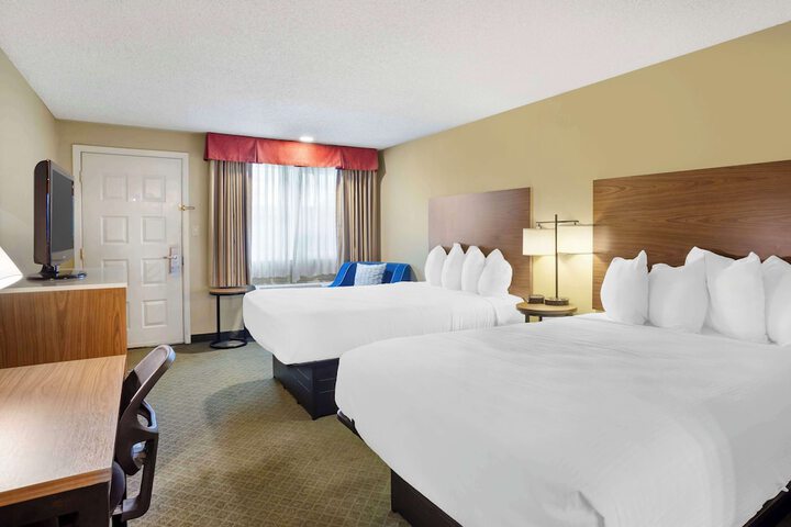 2 Queen Beds Microwave and Refrigerator Full Breakfast (7 of 13)