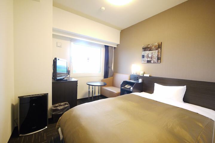Room 6 of 28