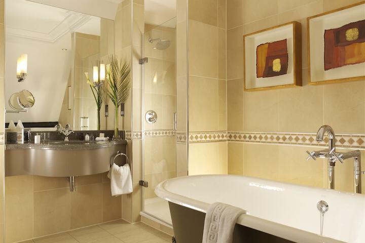 Deep soaking bathtub