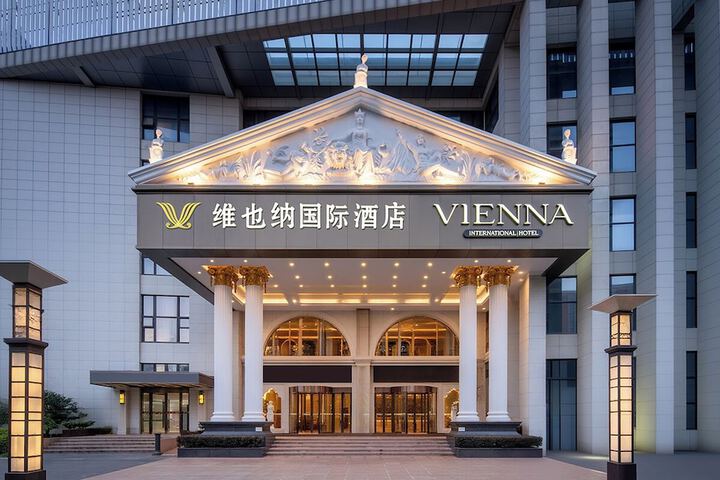 Exterior of Vienna International Hotel (Shanghai Pudong International Airport Branch)