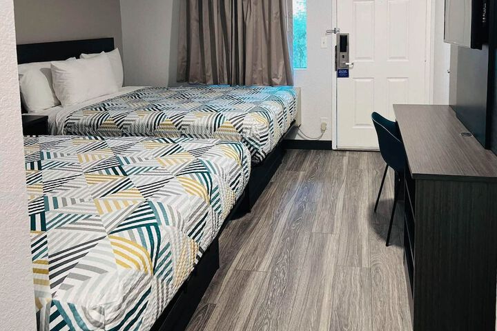 1 Queen Bed (4 of 16)