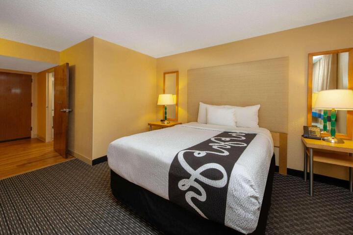 1 Queen Bed Mobility Accessible Pool View (5 of 6)
